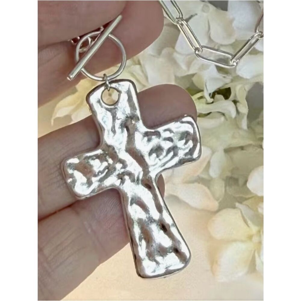 🩶 Hammered Cross Pendant Toggle Clasp Necklace - Silver Tone Paperclip Chain 🩶 - Picture 3 of 9